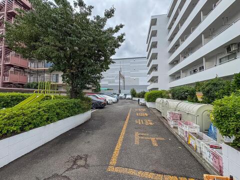 マンション敷地内にカースペースを完備。※最新の空き状況は、管理会社等にご確認させて頂きます。