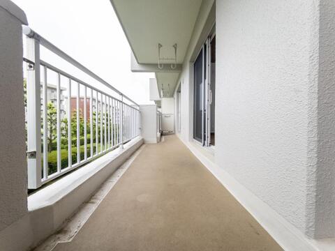 青空と緑が広がる開放的なバルコニー。視界を遮る建物がなく、心地よい風と陽光を感じられる特等席。