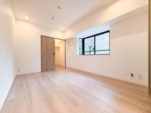 すべての洋室には収納が備え付けてあります。衣類や小物などを収納することで、住空間を有効活用できます。広さも十分ございますので、お客様の生活シーンに合わせてご活用ください。