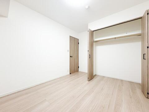 すべての洋室には収納が備え付けてあります。衣類や小物などを収納することで、住空間を有効活用できます。広さも十分ございますので、お客様の生活シーンに合わせてご活用ください。