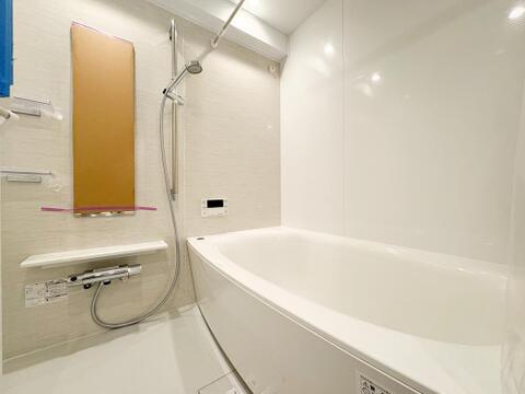 落ち着いた色調のアクセントパネルが施されています。足を伸ばせる浴槽で、ゆっくりと1日の疲れを癒すことができそうです。浴室乾燥機付きです。