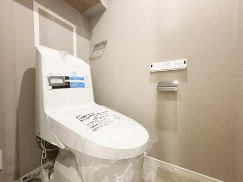 吊戸棚が設置されているためトイレットペーパーのストックや、掃除用品の収納に困りません