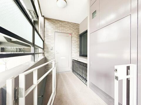 角部屋の為、専用ポーチがございます。プライバシーの確保された空間で、ゆとりのある毎日をお過ごしください。
