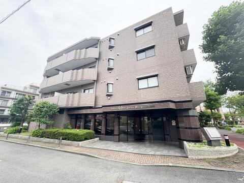 直線美が際立つ、モダンで上質な外観。機能性と美しさが融合した、現代の邸宅にふさわしい表情です。