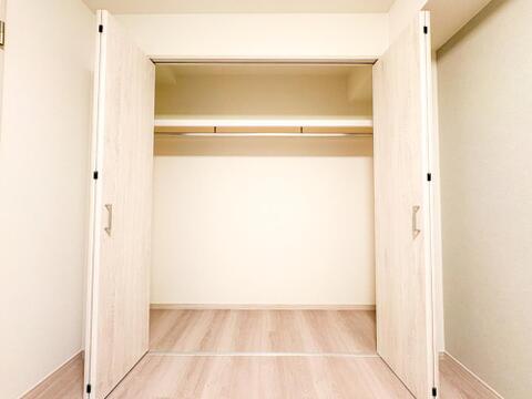 居室に備えられた十分な容量のクローゼット収納。季節物や衣類の整理がしやすく、収納力の高さが日常の暮らしの快適さを支える実用的な設計です。