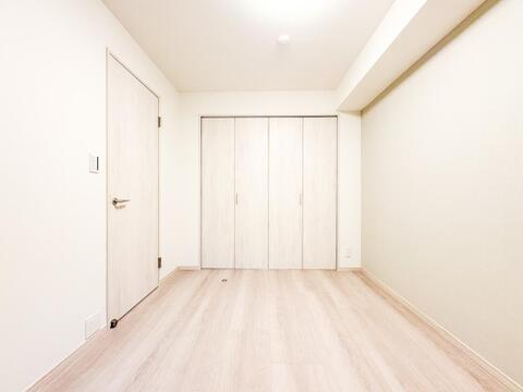 採光に恵まれ、静かな環境に位置する寝室。朝の自然光で心地よく目覚め、夜は静寂の中でゆっくりと休める、質の高い眠りを支える空間です。