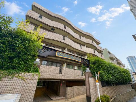 淡いトーンの外装材を使用した穏やかで品のある外観。光の当たり方によって表情が変わる外壁が、四季折々の風景に映える美しい住まいの顔を見事につくり出します。