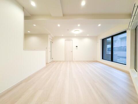 大きな窓を設けた採光重視のリビング。陽光が降り注ぐ明るい空間は、家族が一日中快適に過ごせる居心地の良い場所です。光に満ちた豊かな暮らしをお届けします。