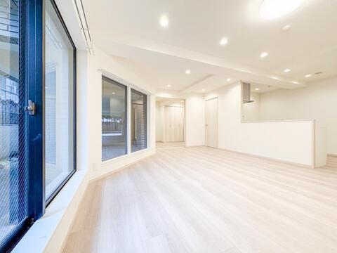 採光に配慮した広々としたリビング。大きな窓から差し込む自然光が空間を明るく包み、家族のだんらんをゆったりとお楽しみいただける居心地の良い空間が広がります。