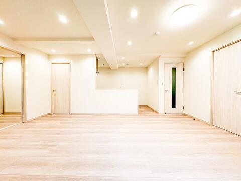 落ち着いたトーンのインテリアと柔らかな照明が温かな雰囲気を生み出すリビング。家族がくつろぎ、日常のひとときをゆったりと楽しめるとても心和む癒しの空間です。