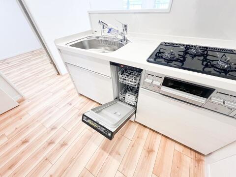 食洗機完備で、家事の手間が大幅に軽減されます。スイッチを押すだけでお皿がきれいになるため、食後の片付けもラクラク。省エネ設計で節水にもつながり、手洗いの負担が少ないので、手荒れも防げます。
