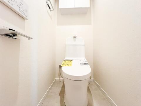 清潔感のあるトイレは、シンプルでモダンなデザインが魅力です。広めのスペースでゆったりと使えるため、毎日の生活がより快適に。綺麗だからこその心地よさを感じられる空間です。