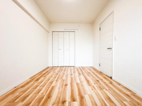 広々とした居室は、たっぷりと日差しが差し込み、ゆったりとしたくつろぎのひとときを楽しめる空間です。清潔感と快適さが保たれており、穏やかで心地よい毎日を支えてくれます。