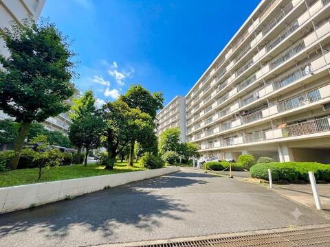 大規模コミュニティならではの魅力が詰まったマンション。共用施設や広場が充実しており、住民同士の交流が自然と生まれ、暮らしに彩りを添えてくれます。心地よい日常が広がる住環境です。