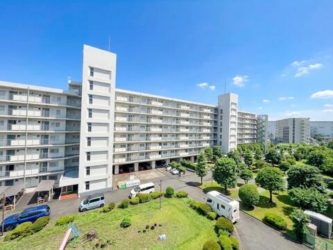 眺望が魅力の住まいで、窓からの景色が心を癒してくれます。季節ごとに移ろう風景を楽しめ、心安らぐ時間が流れる空間が広がります。毎日の生活に豊かさを与えてくれる場所です。