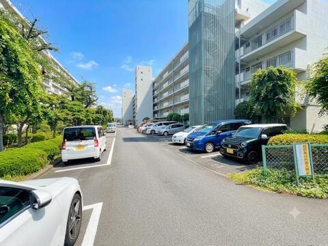 敷地内に駐車場があるため、車の移動がスムーズに行え、日常の外出が便利です。マンションの管理体制が整っており、防犯面でも安心して利用できる駐車場です。
