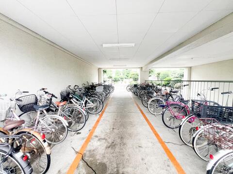 敷地内の駐輪場は、自転車を使う方にとって便利な設備です。整ったスペースで、通勤や通学にも安心して利用でき、日々の生活に利便性と快適さをプラスしてくれます。