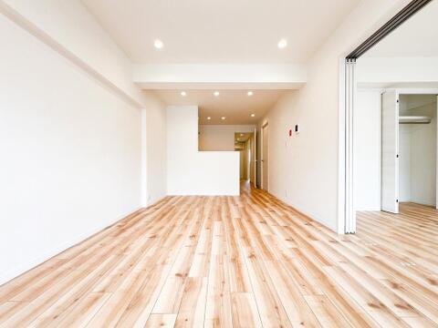 家族が自然と集まる広々としたリビング。大きな窓から陽の光が降り注ぎ、開放感と温もりが広がる空間です。ゆったりとくつろげる場所で、穏やかで心地よい時間を家族みんなで楽しめます。