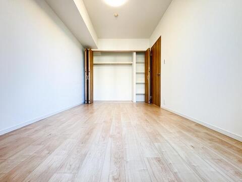 採光に恵まれた明るい居室は、清潔感と快適さが保たれた空間です。ゆとりある広さで趣味や仕事など多目的に活用でき、心地よい暮らしをサポートします。