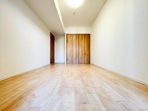 ゆとりある広さの居室は、家具の配置がしやすく使い勝手の良い空間です。採光も良好で、生活スタイルに合わせて自由にレイアウトできます。