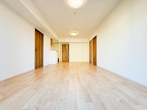 採光に配慮した広々としたリビング。大きな窓から差し込む自然光が空間を明るく包み、家族のだんらんをゆったりとお楽しみいただける居心地の良い空間が広がります。