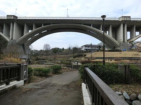 上谷戸親水公園まで約915m