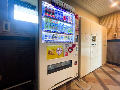 エントランス内に自販機が完備されており飲み物を買うのに便利になっています。