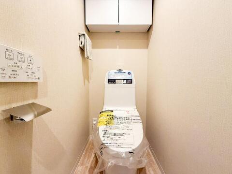 白を基調とした洗練の内装。細部までこだわりを感じるトイレ。