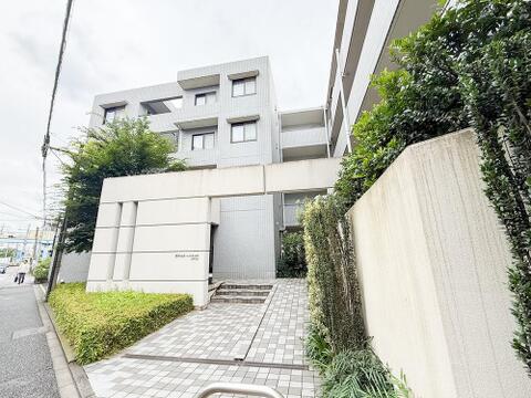 落ち着いた街並みに調和する、RC造の重厚感ある佇まい。