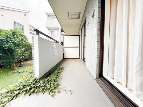 専用庭とバルコニーの両方を満喫できる贅沢な1階住戸 。