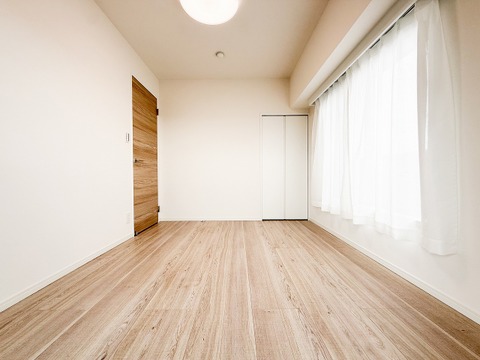 採光に恵まれた明るい居室は、清潔感と快適さが保たれた空間です。ゆとりある広さで趣味や仕事など多目的に活用でき、心地よい暮らしをサポートします。