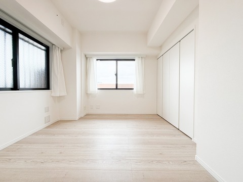ゆとりある広さの居室は、家具の配置がしやすく使い勝手の良い空間です。採光も良好で、生活スタイルに合わせて自由にレイアウトできます。