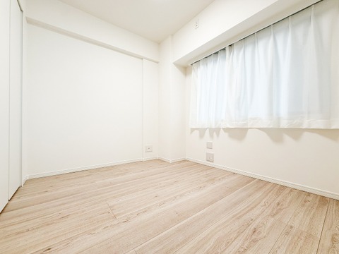 採光に優れ、ゆとりある広さが魅力の居室。窓から差し込む自然光が室内を明るく照らし、日常の生活空間として快適にお使いいただける環境が整っています。