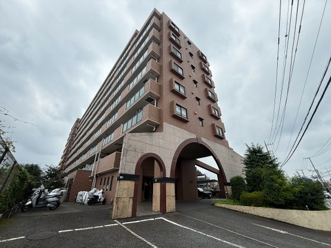 重厚感のある住まいの外観は、住む人に安心感をもたらします。シックな色合いが特徴で、落ち着いた雰囲気の中に温かみを感じるデザイン。長く愛着が持てる外観が魅力の住まいです。