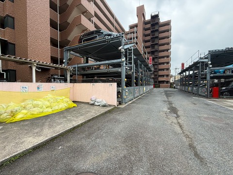 広さがしっかりと確保されたカースペースは、車を持つご家庭にとって嬉しいポイント。荷物の積み下ろしがスムーズで、日常の使い勝手が良く、生活の利便性を高めてくれます。