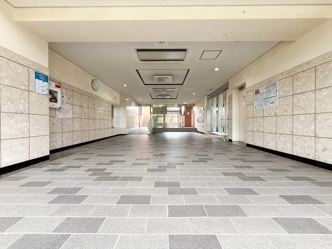 清潔感ある共用エントランスが来訪者を温かく迎えます。管理が行き届いた住環境を反映した、住む人に毎日安心感と誇らしさをもたらす印象的なエントランスです。