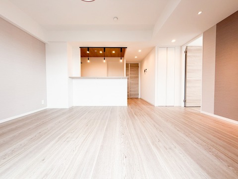 採光に配慮した広々としたリビング。大きな窓から差し込む自然光が空間を明るく包み、家族のだんらんをゆったりとお楽しみいただける居心地の良い空間が広がります。