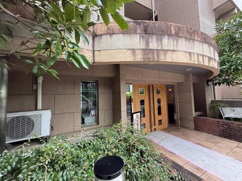低層地域に調和するRC造6階建ての落ち着いたフォルム 。全22戸というコミュニティだからこそ、プライベート感と品格が漂うモダンな佇まいです