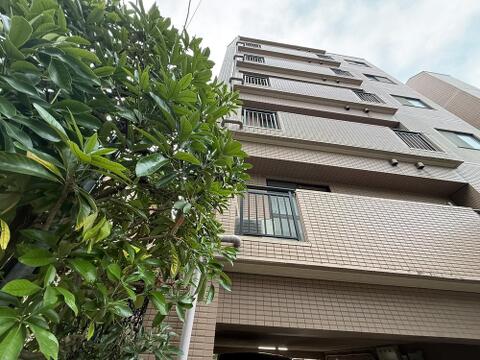 安心のオートロックと専用ポーチを備えた、生活至便な3LDK角部屋。