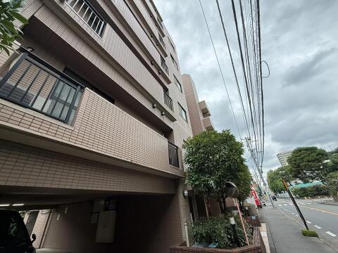 安心のオートロックと専用ポーチを備えた、生活至便な3LDK角部屋。
