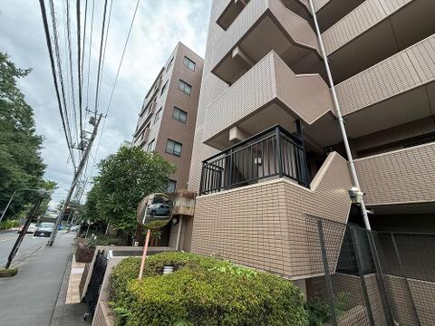 駅徒歩圏内のオートロック付き角部屋!広々とした専用ポーチに加え、周辺にスーパーや学校も揃うリノベ物件。