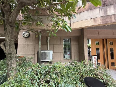 安心のオートロックと専用ポーチを備えた、生活至便な3LDK角部屋。