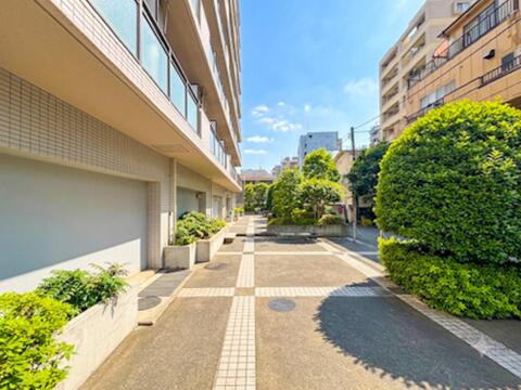 落ち着いた住宅環境に位置するマンション。周辺の街並みに馴染む外観が印象的で、穏やかで良質な住環境が日常生活にゆとりある深い安らぎをいつももたらします。