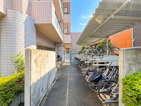 駐輪スペースを備えたマンション。日常の移動手段として自転車をいつでも活用しやすい便利な環境です。2台所有など駐輪に関するご要望があれば管理会社へ確認をさせていただきます。