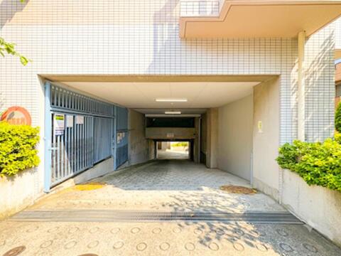敷地内に駐車場があり、自家用車の利用がいつでもスムーズです。駐車場の設備がしっかりと整っており、車通勤や日常のドライブを毎日快適にサポートします。(空き状況は都度確認いたします)