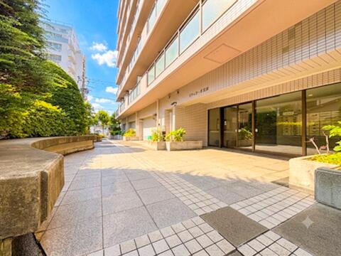 エントランスには、豊かな緑が配置され、訪れる人の心を和ませます。落ち着いた空間設計が印象的で、住む人や来客に上質な時間を提供してくれます。