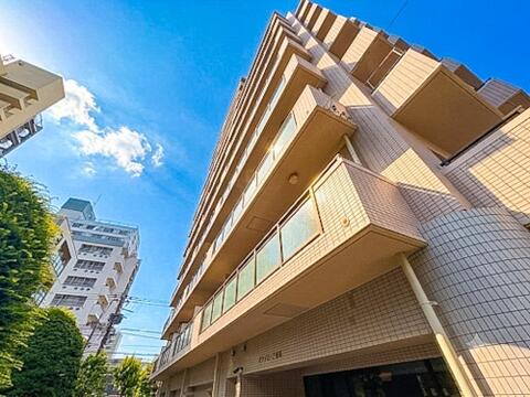 ナチュラルカラーを基調とした優しい雰囲気の外観。木質感を取り入れた温もりある外壁デザインが、家族が帰ってくる場所にふさわしい温かみを丁寧に演出します。