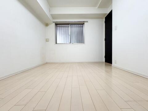 ゆとりある広さの居室は、家具の配置がしやすく使い勝手の良い空間です。採光も良好で、生活スタイルに合わせて自由にレイアウトできます。