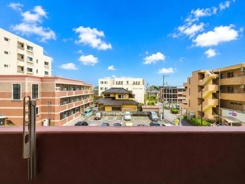 閑静な住宅街に位置するからこその落ち着いた眺望。窓の外に広がる穏やかな街並みが、日々の暮らしに静かな安らぎをもたらします。