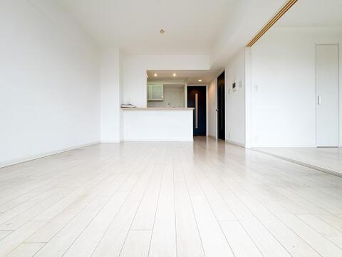 大きな窓を設けた採光重視のリビング。陽光が降り注ぐ明るい空間は、家族が一日中快適に過ごせる居心地の良い場所です。光に満ちた豊かな暮らしをお届けします。